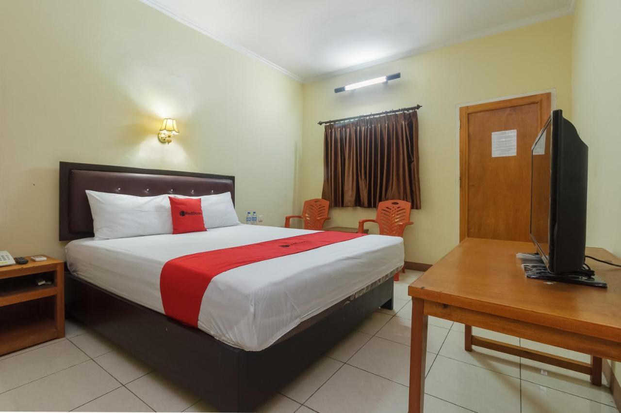 Hotel Reddoorz At Jalan Babepalar Rike Manado Exterior foto
